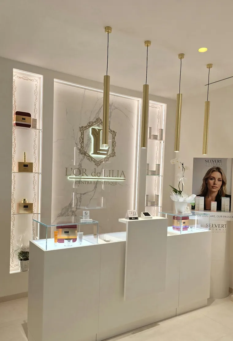 La parete con il logo di L'Or de Lilia