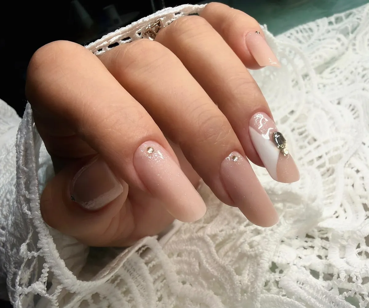 Nail art nude con pietra oro