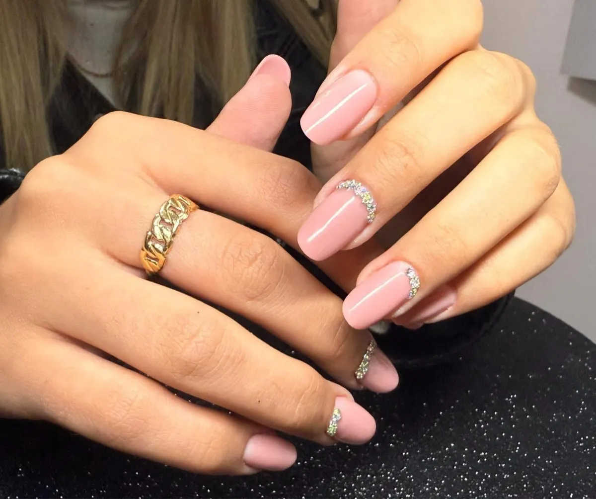 Unghie rosa con cristalli