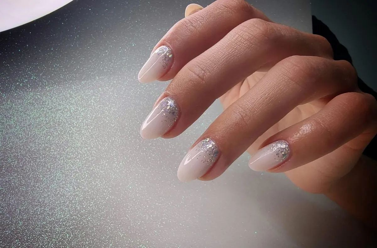 Unghie nude con glitter argento