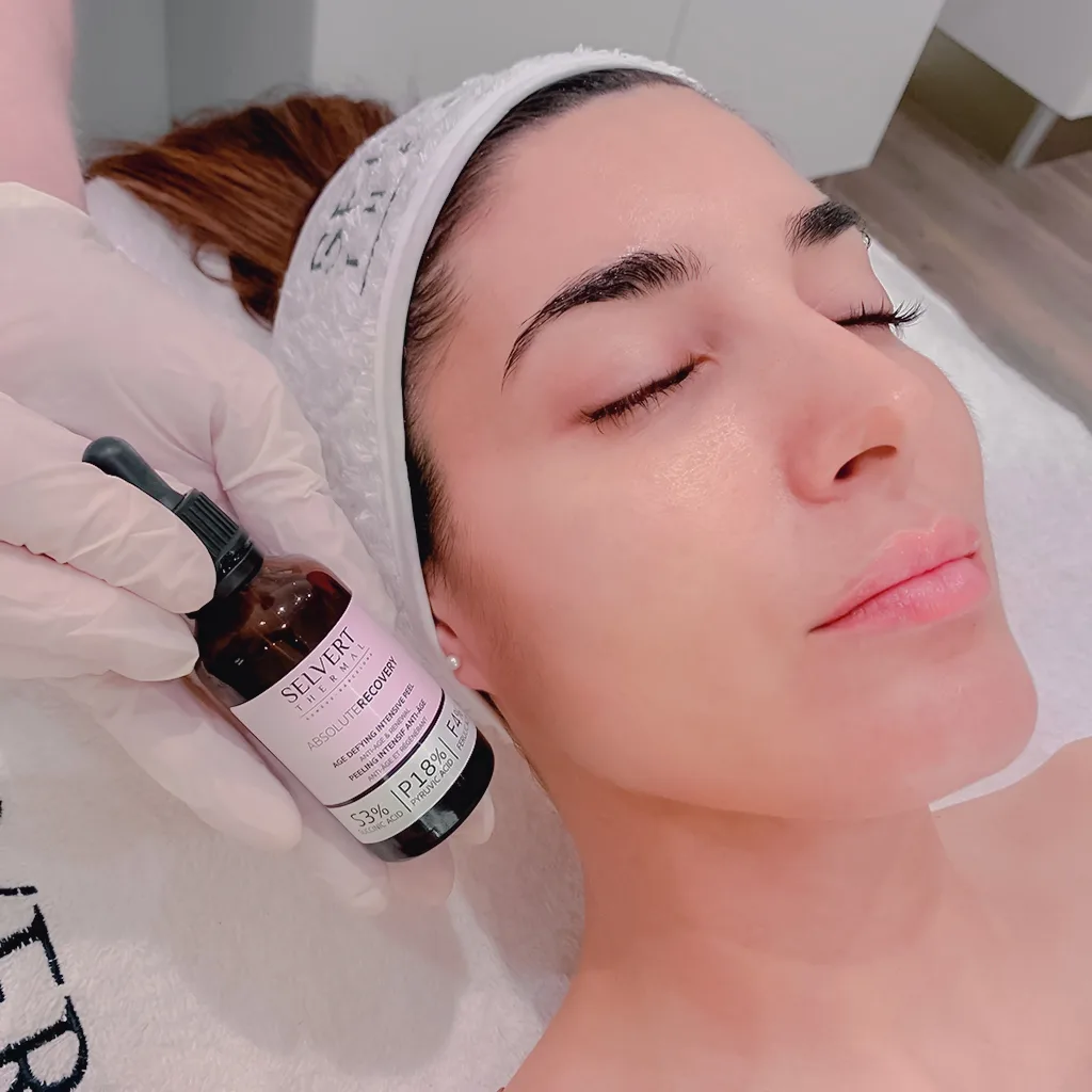 Applicazione del peeling viso